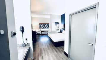 Schreibtisch, laptopgeeigneter Arbeitsplatz, Bügeleisen/Bügelbrett