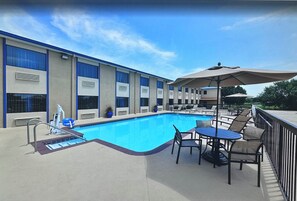 Piscina externa sazonal, funciona das 9h às 21h, espreguiçadeiras