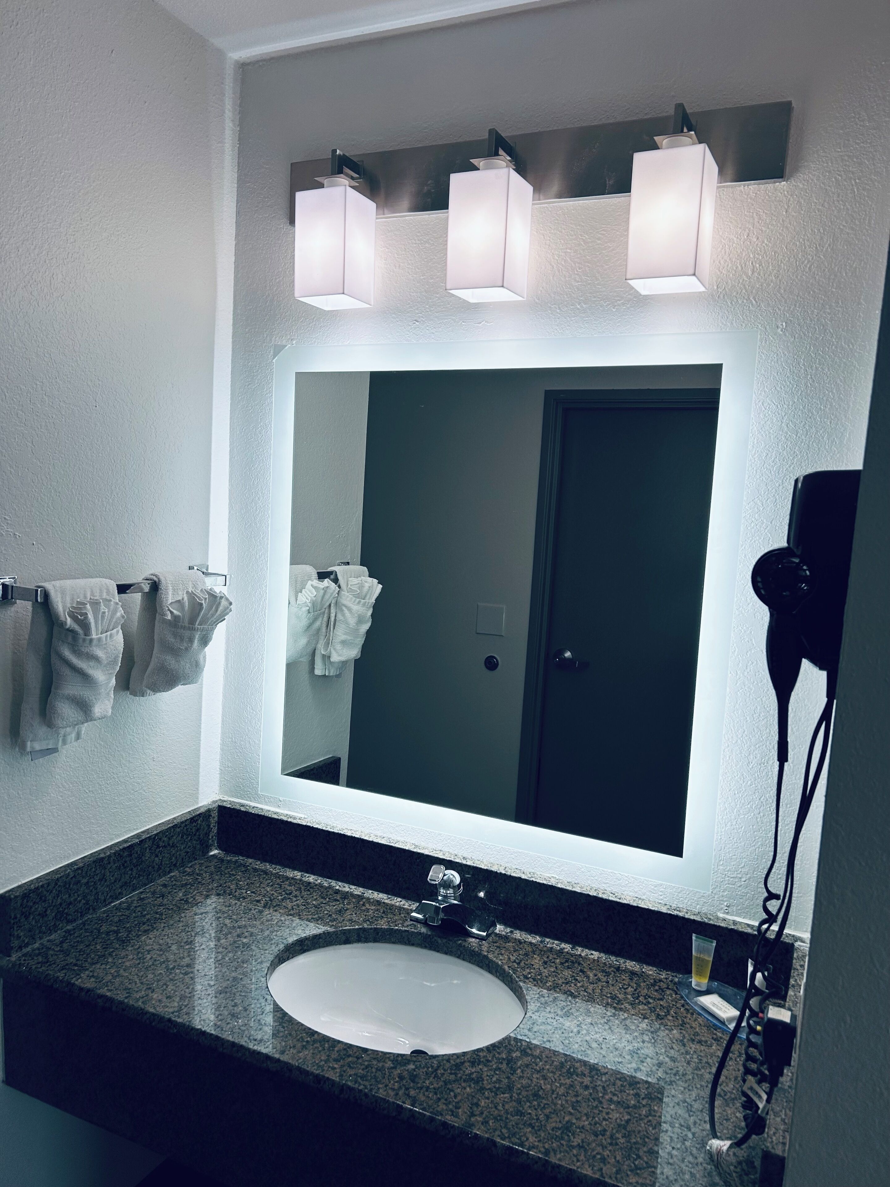 مكتب ومساحة عمل للكمبيوتر المحمول ومكواة/لوح كي وواي فاي مجانًا