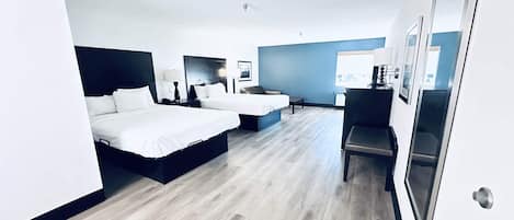 Schreibtisch, laptopgeeigneter Arbeitsplatz, Bügeleisen/Bügelbrett