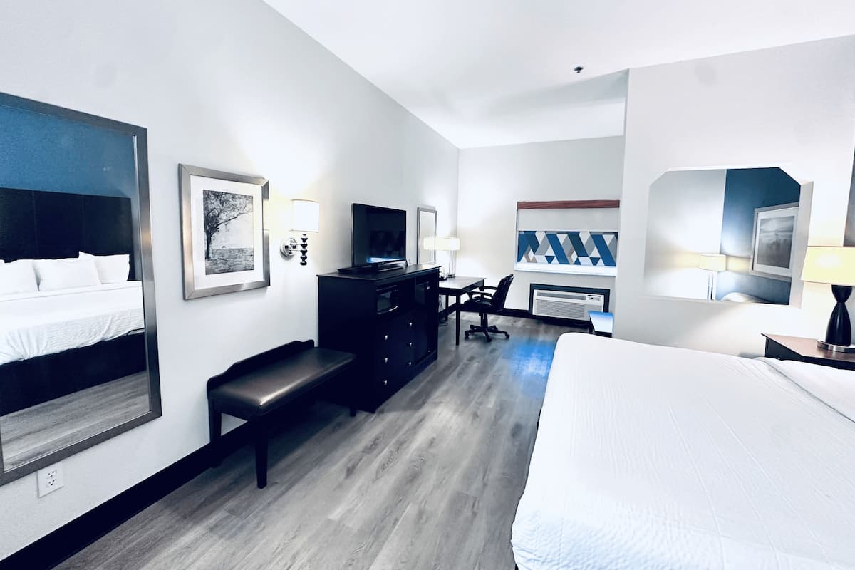 Desk, laptop workspace, iron/ironing board, free WiFi