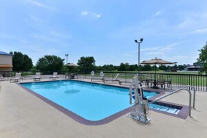 Una piscina al aire libre de temporada (de 09:00 a 21:00), tumbonas