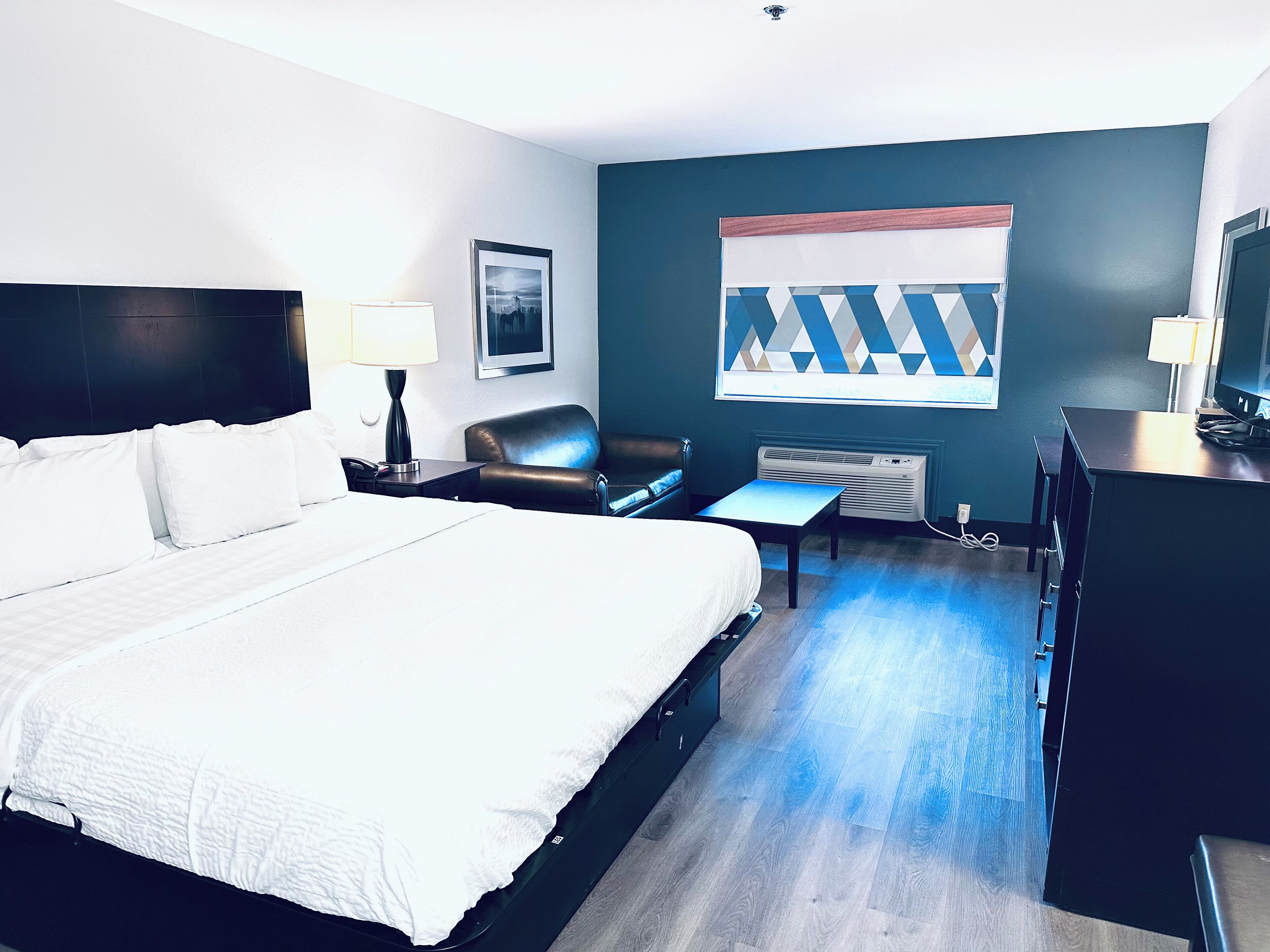 Desk, laptop workspace, iron/ironing board, free WiFi