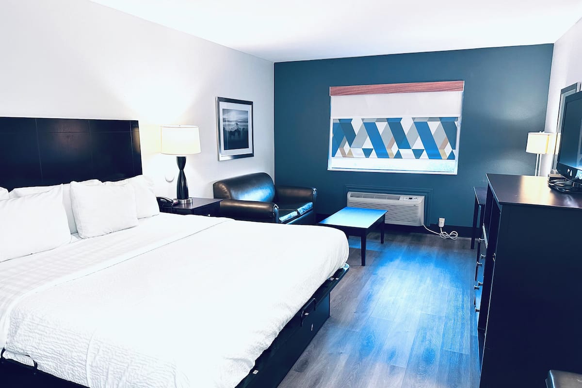 Desk, laptop workspace, iron/ironing board, free WiFi