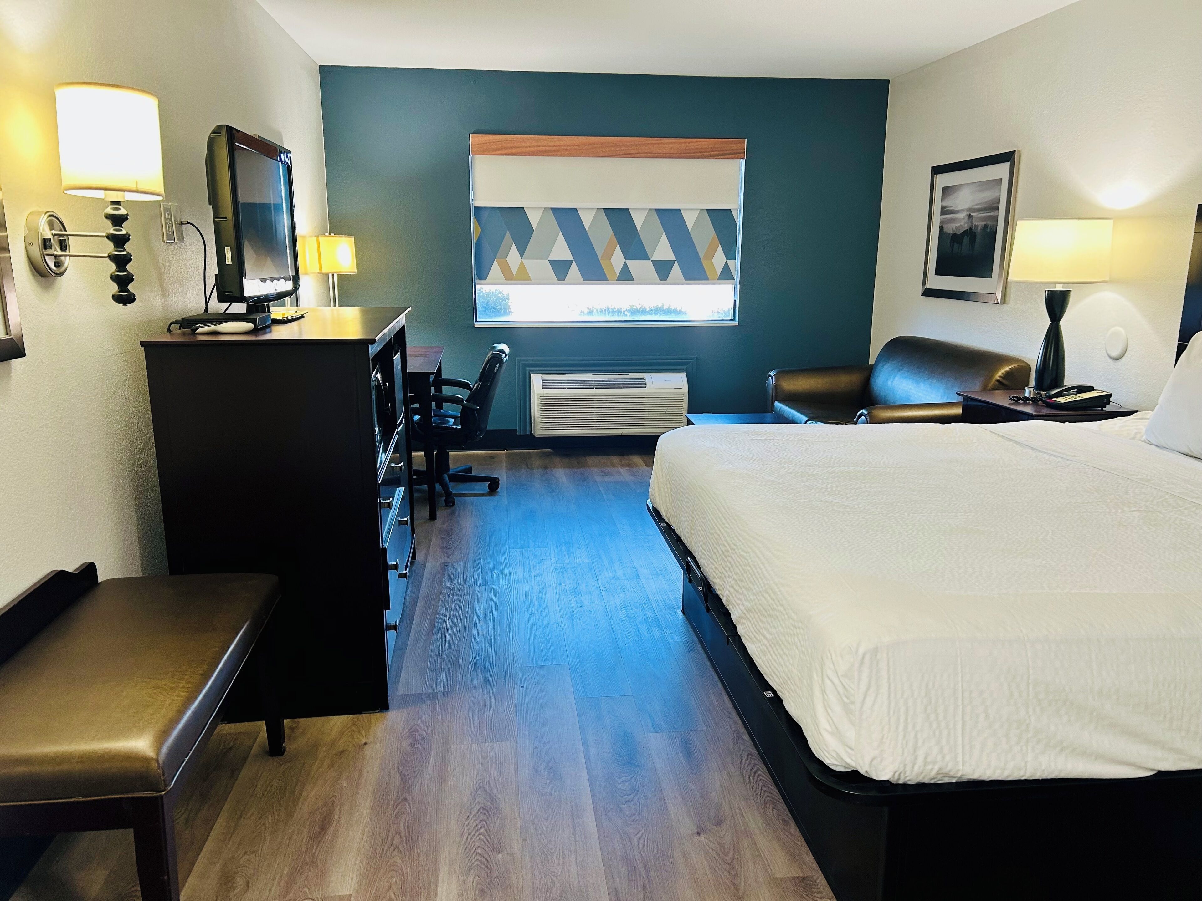 Desk, laptop workspace, iron/ironing board, free WiFi