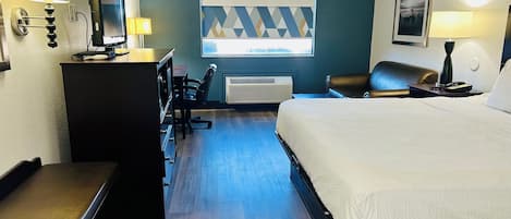 Desk, laptop workspace, iron/ironing board, free WiFi