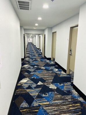 Hallway - Baymont by Wyndham Ardmore I-35 (Ardmore)