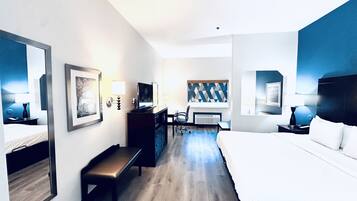 Schreibtisch, laptopgeeigneter Arbeitsplatz, Bügeleisen/Bügelbrett