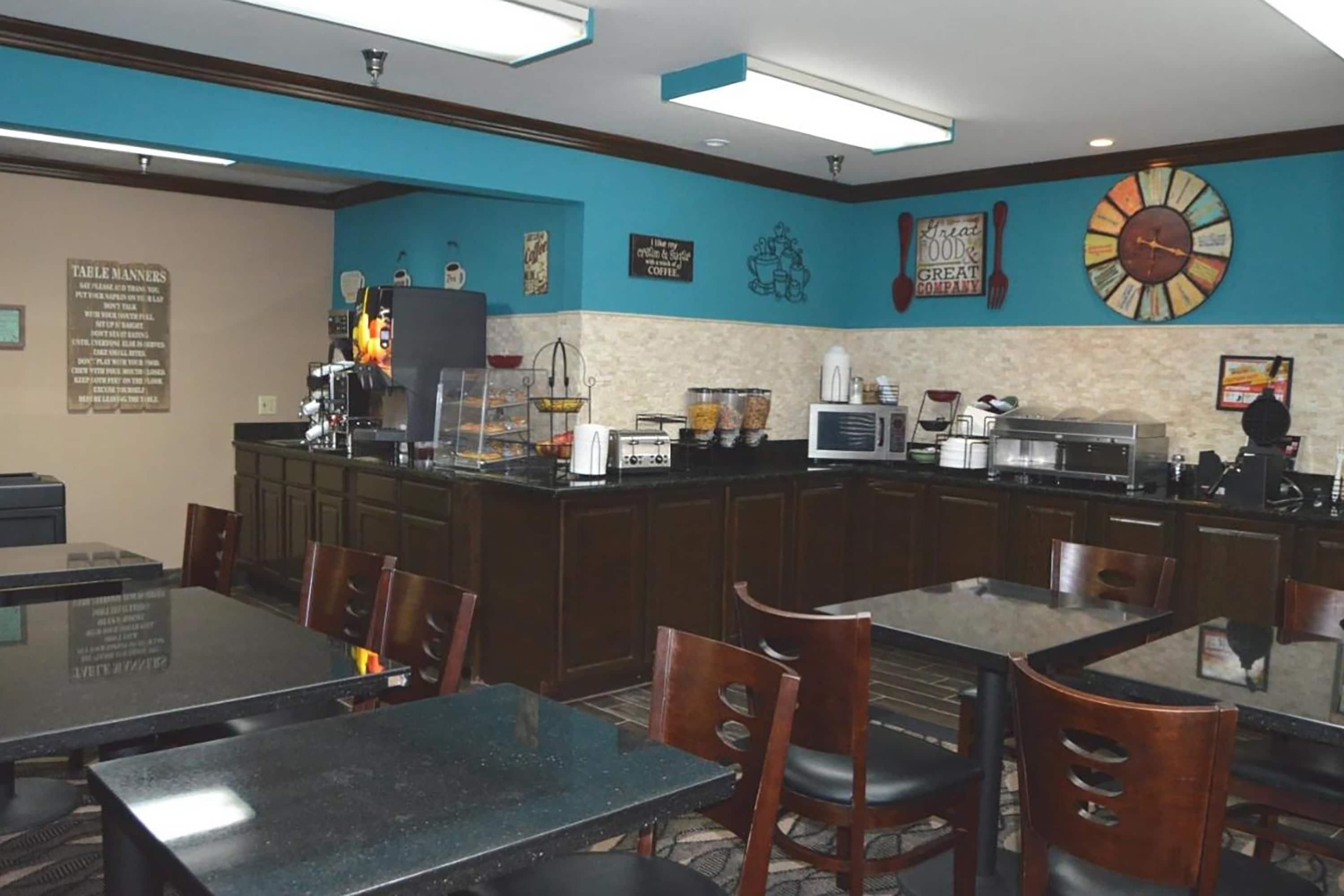 فطور قائم على الخدمة الذاتية مجانًا يوميًا