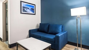 Desk, laptop workspace, iron/ironing board, WiFi (free) - Baymont by Wyndham Ardmore I-35 (Ardmore)