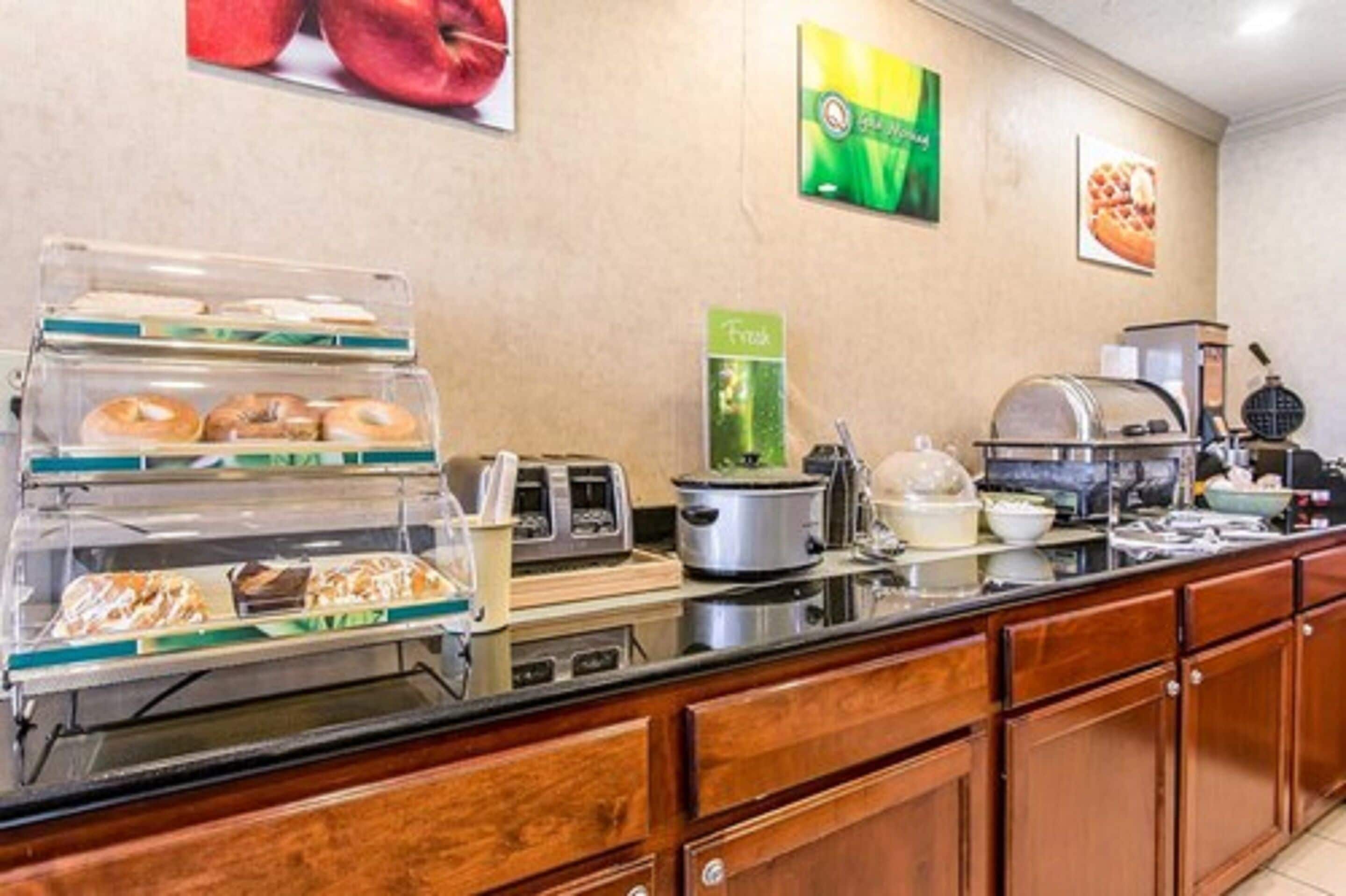 Ein Frühstücksbuffet mit verschiedenen Speisen und einer Kaffeemaschine.