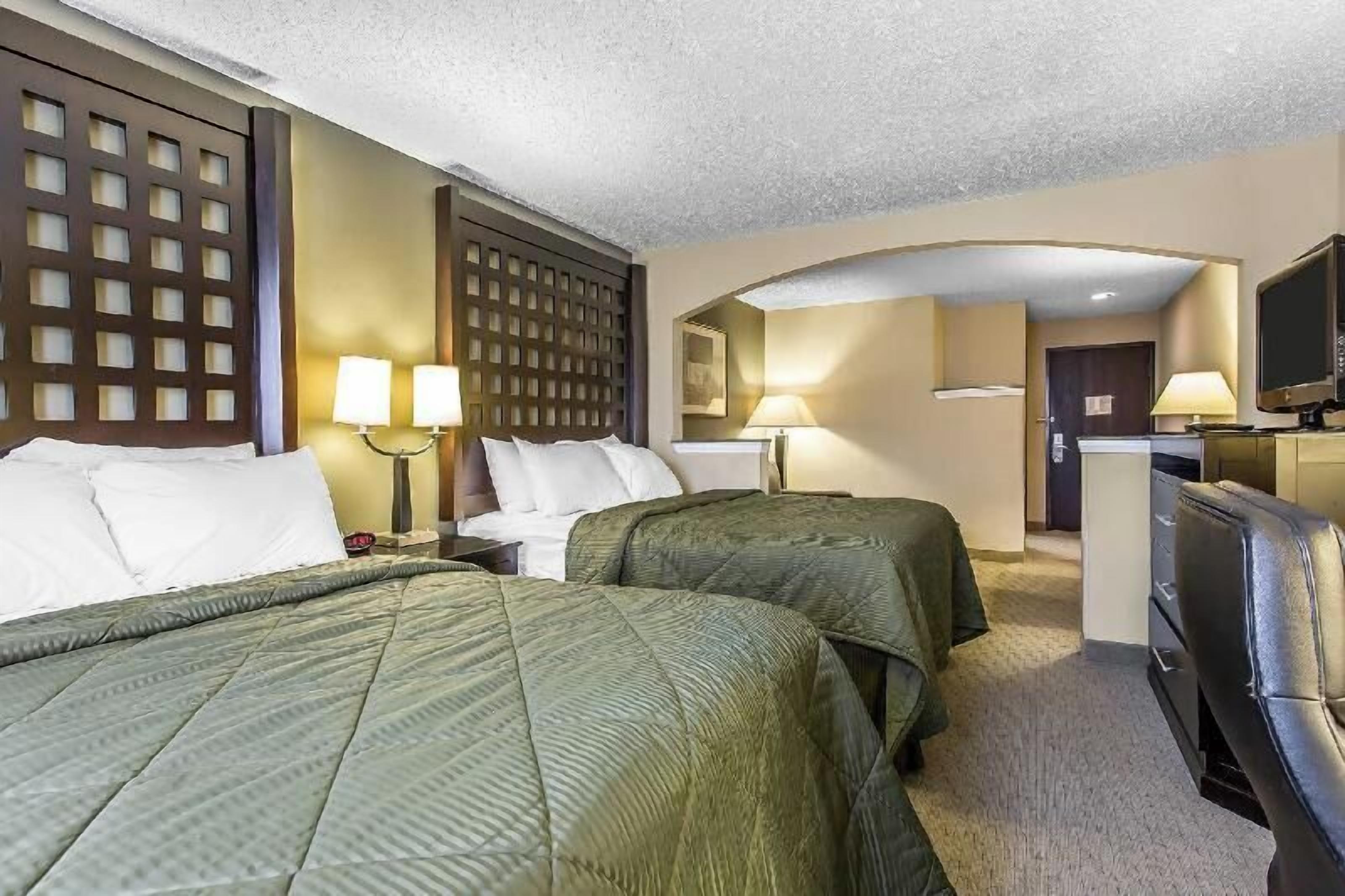 Pillow-top beds, individually decorated, individually furnished, desk