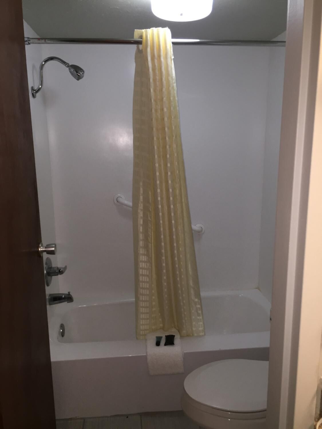 Ensemble baignoire-douche, articles de toilette (gratuits)