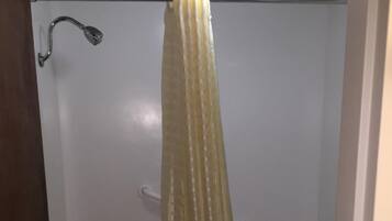 Ensemble baignoire-douche, articles de toilette (gratuits)