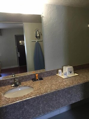 샤워기/욕조 결��합, 무료 세면용품, 헤어드라이어, 타월