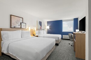 Habitación, 2 camas de matrimonio | Mobiliario individual, tabla de planchar con plancha, wifi gratis