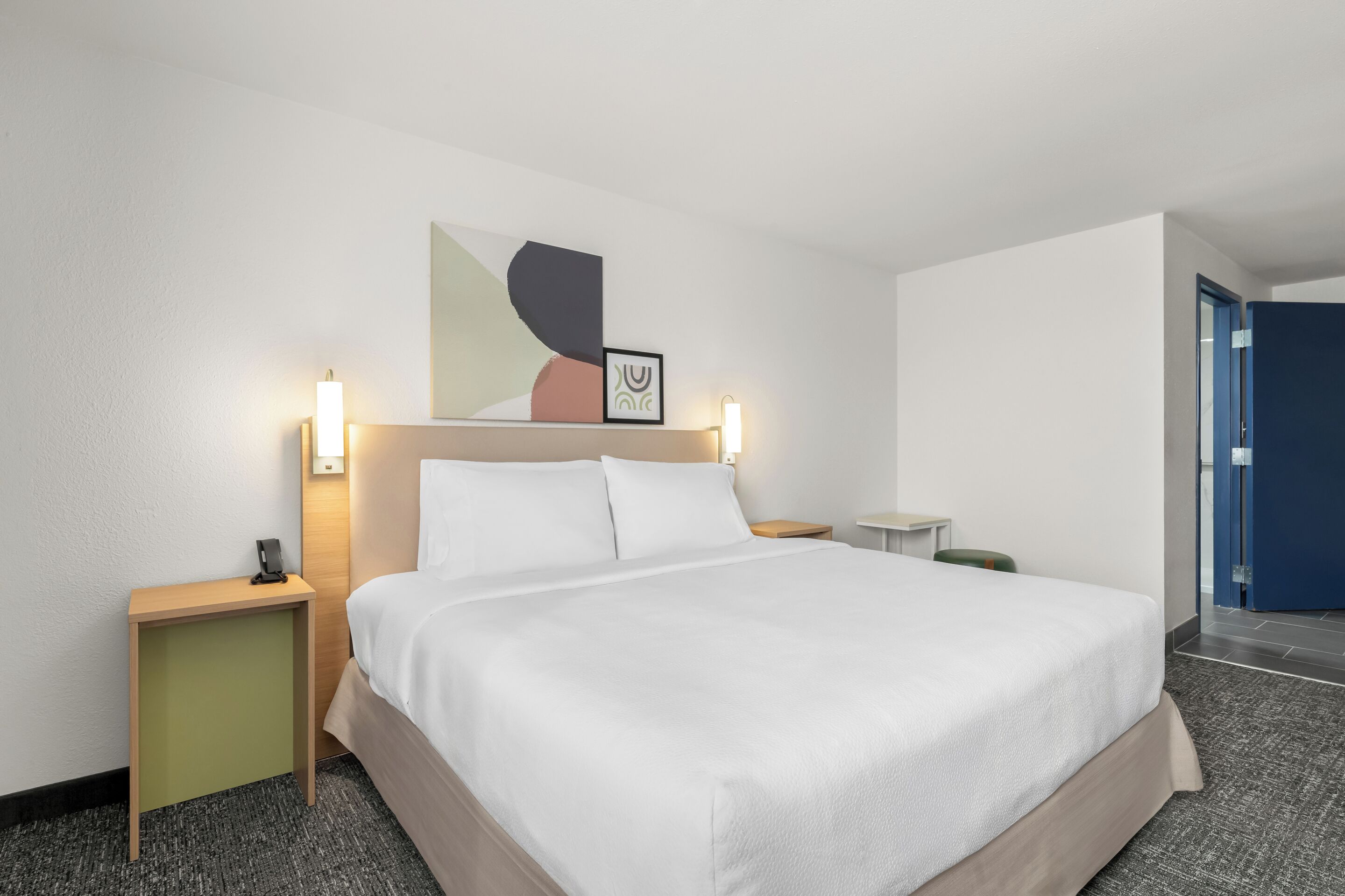 Muebles diferentes, tabla de planchar con plancha y wifi gratis 