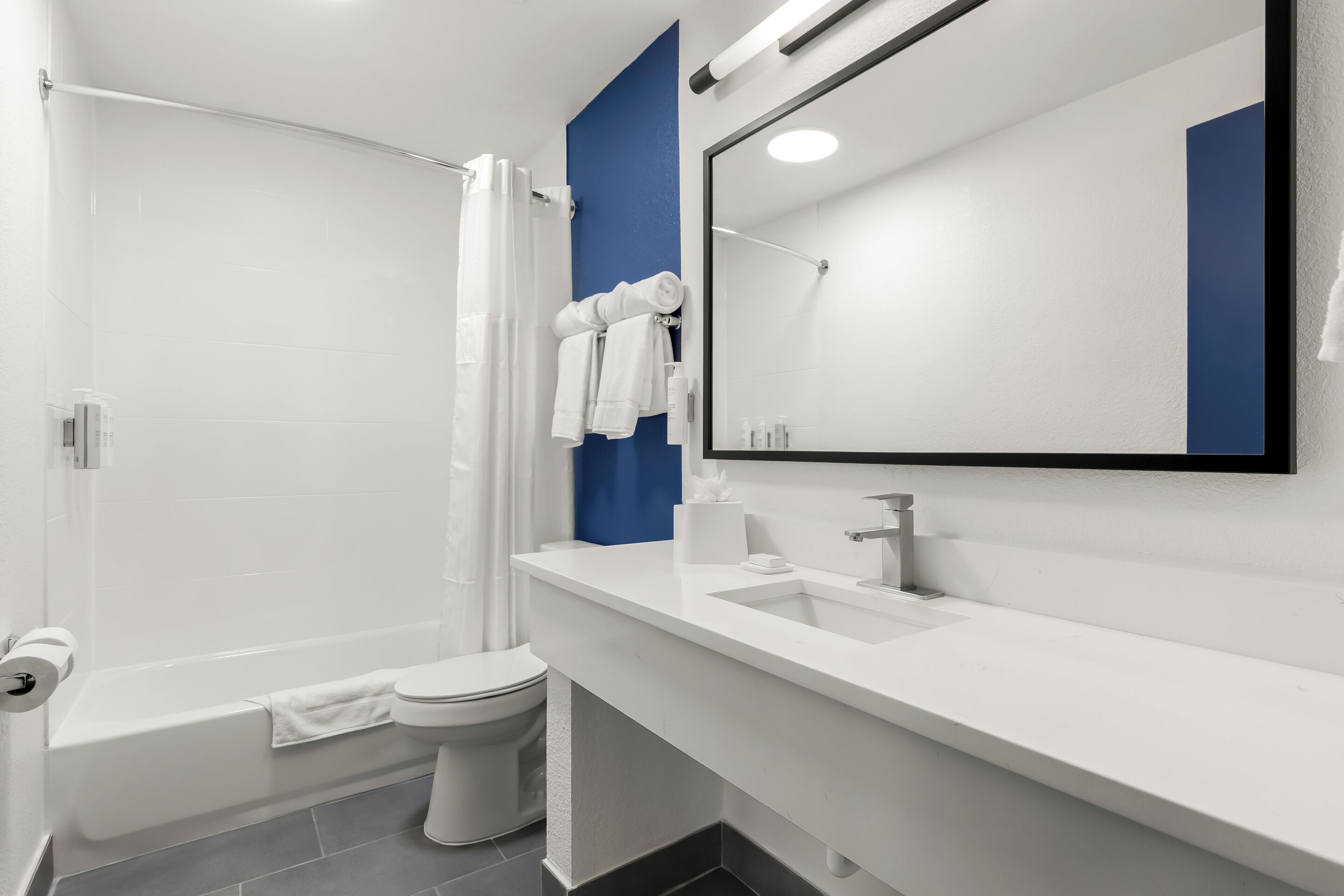 Secador de cabelo, toalhas de banho