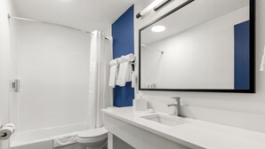 Une salle de bain moderne avec une baignoire, des toilettes et un lavabo.