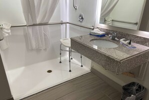 Combined shower/tub, free toiletries, hair dryer, towels