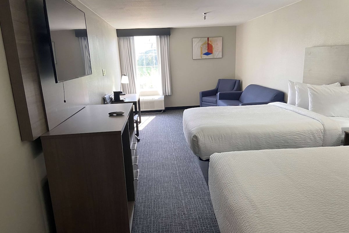 Desk, laptop workspace, iron/ironing board, free WiFi