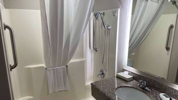 Combined shower/tub, free toiletries, hair dryer, towels