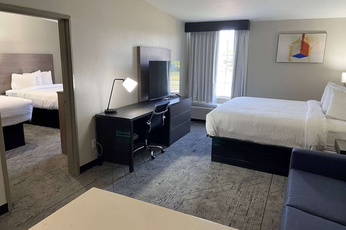 Desk, laptop workspace, iron/ironing board, free WiFi