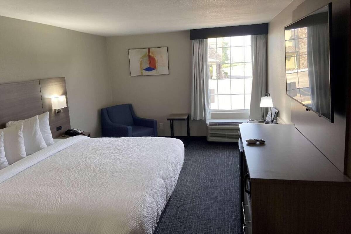 Desk, laptop workspace, iron/ironing board, free WiFi