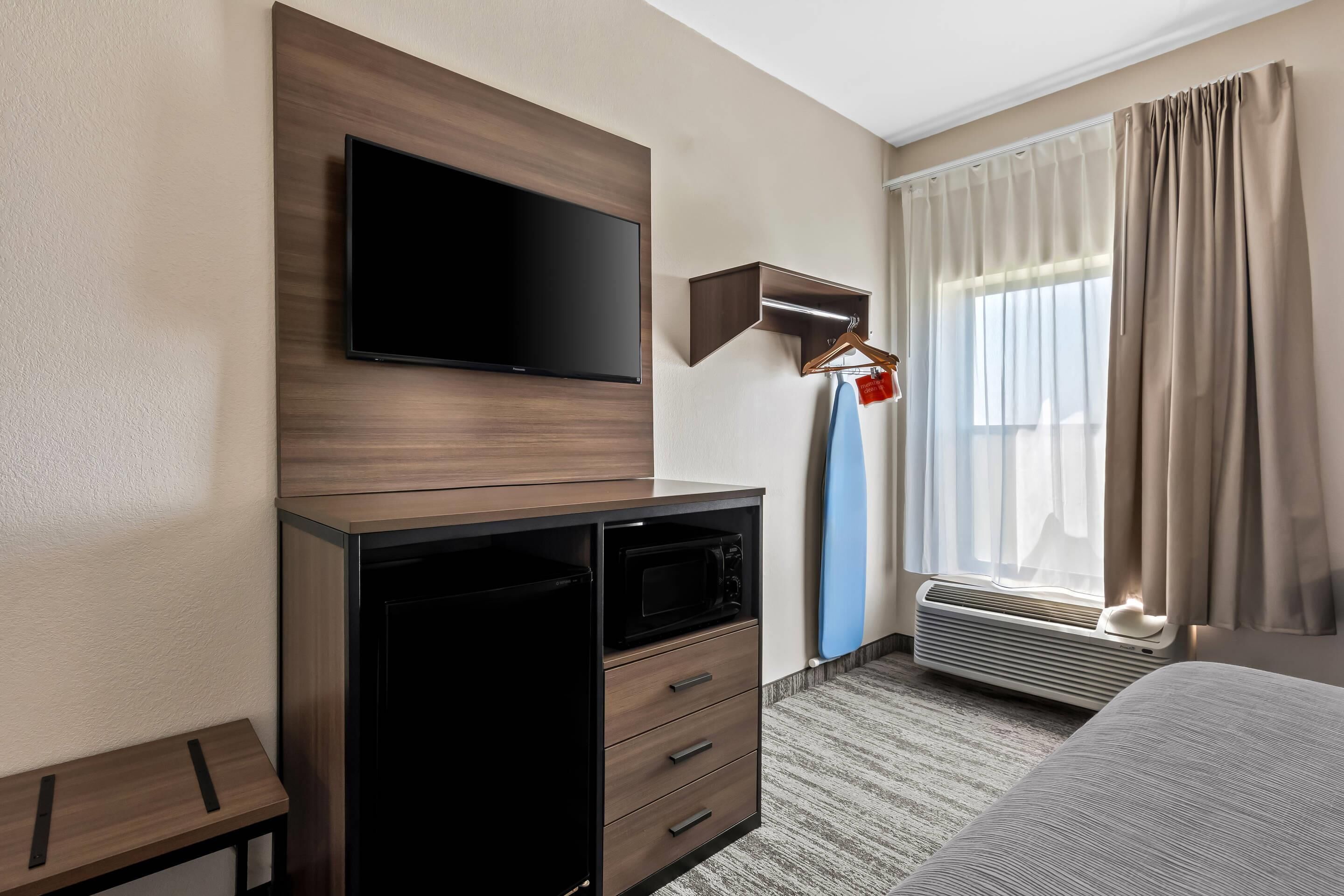 Room, 1 Queen Bed, Accessible, Non Smoking | Desk, laptop workspace, blackout drapes, soundproofing