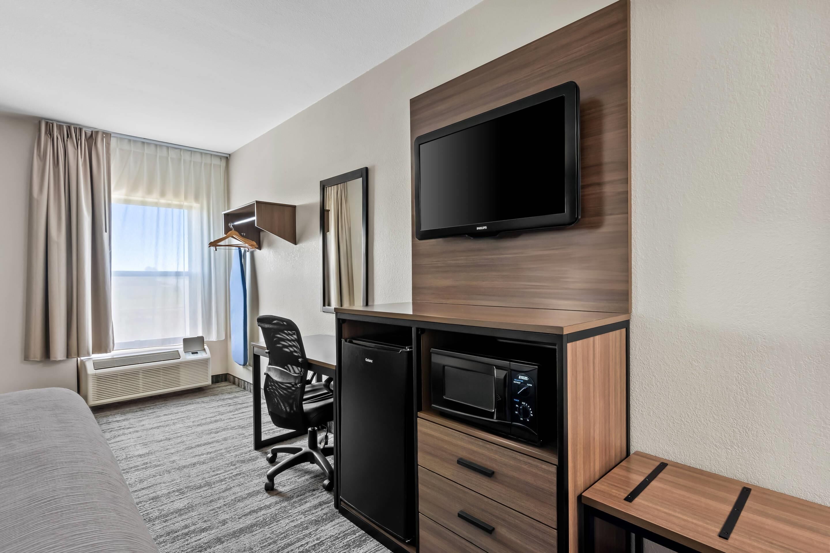 Room, 1 King Bed, Non Smoking | Desk, laptop workspace, blackout curtains, soundproofing