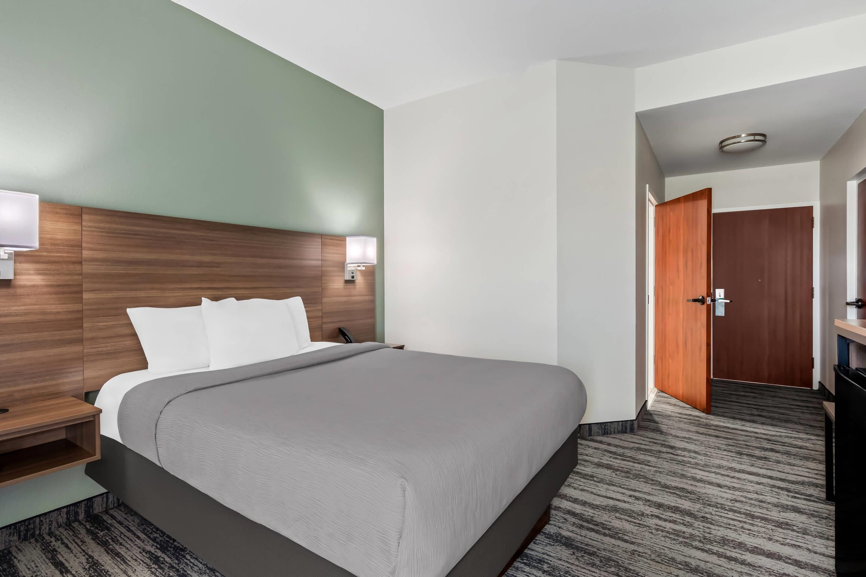 Room, 1 Queen Bed, Accessible, Non Smoking | Desk, laptop workspace, blackout drapes, soundproofing