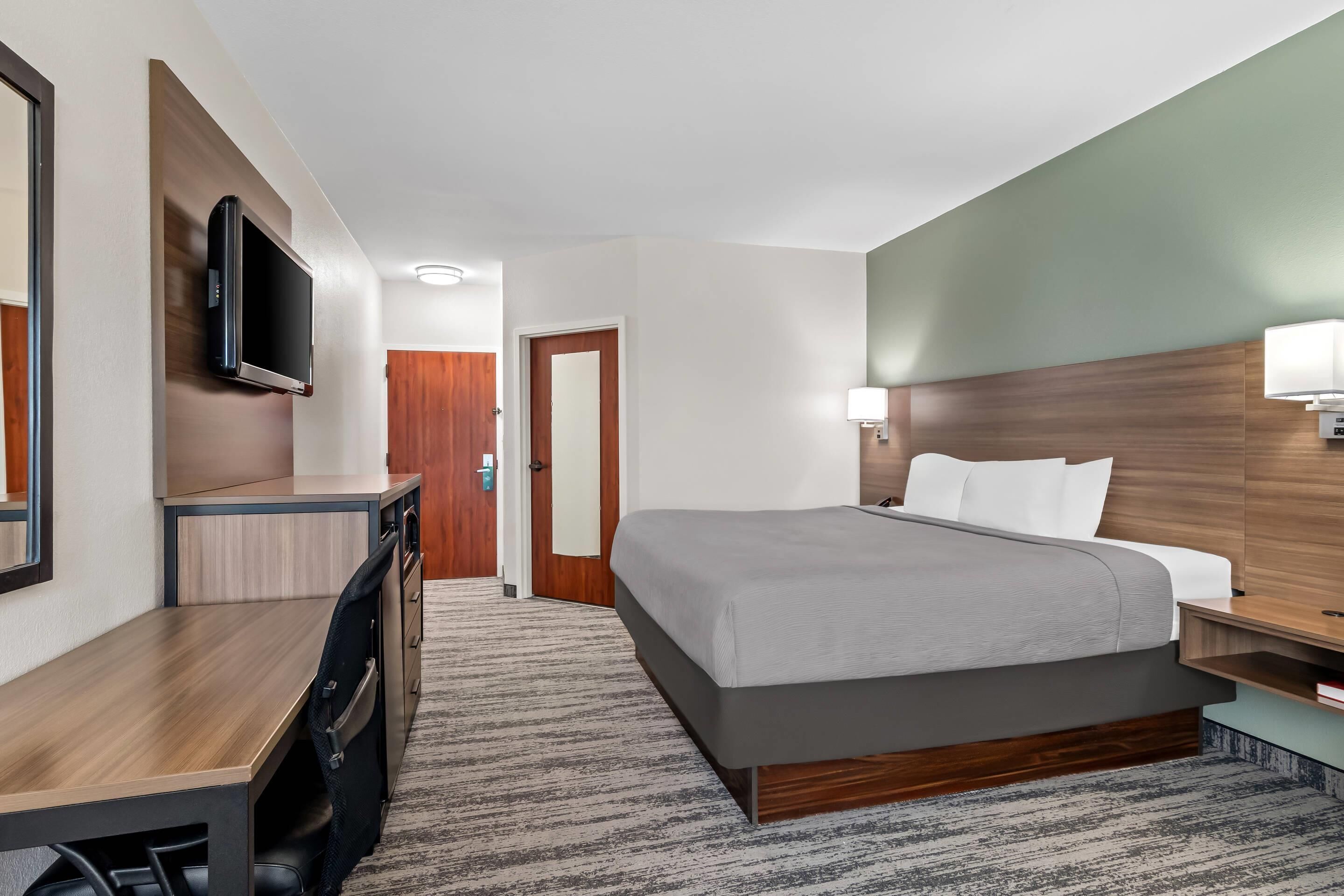 Room, 1 King Bed, Non Smoking | Desk, laptop workspace, blackout drapes, soundproofing