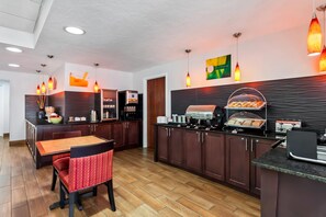 Free daily breakfast  - Quality Inn - Norman near University (Norman)