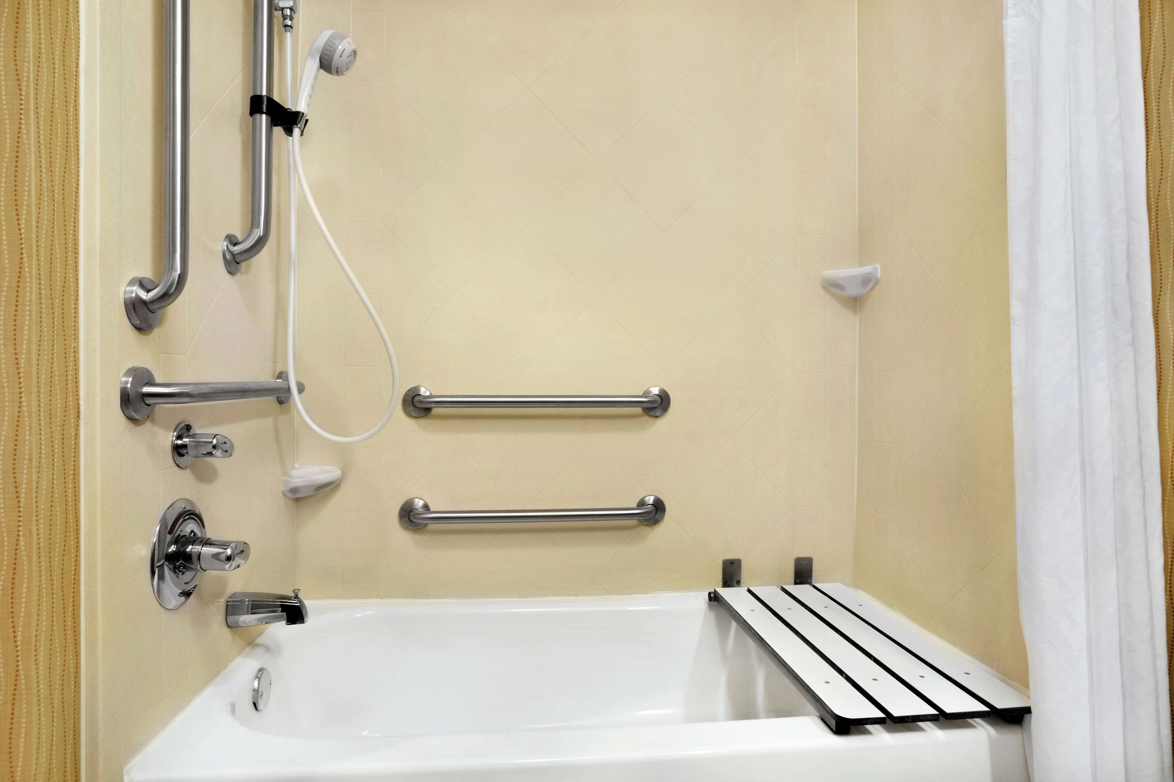 combined shower/bathtub, free toiletries, hair dryer, towels