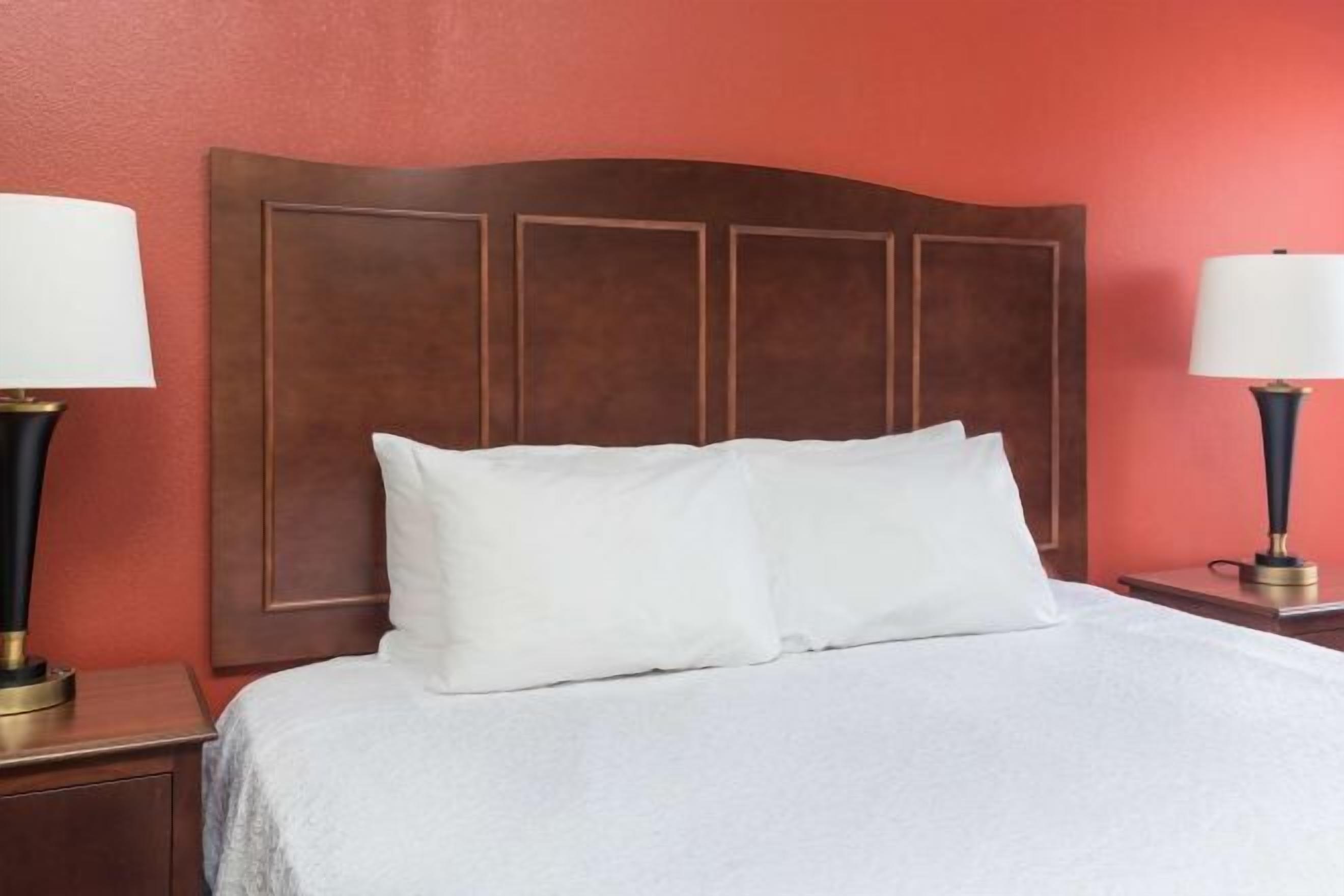 Safe på rommet, blendingsgardiner og strykejern/-brett