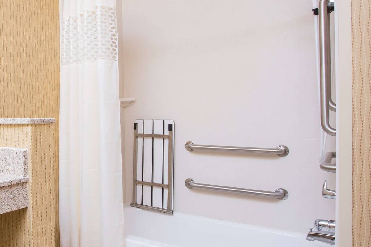 room, 1 king bed, accessible, non smoking | bathroom | combined shower/bathtub, free toiletries, hair dryer, towels