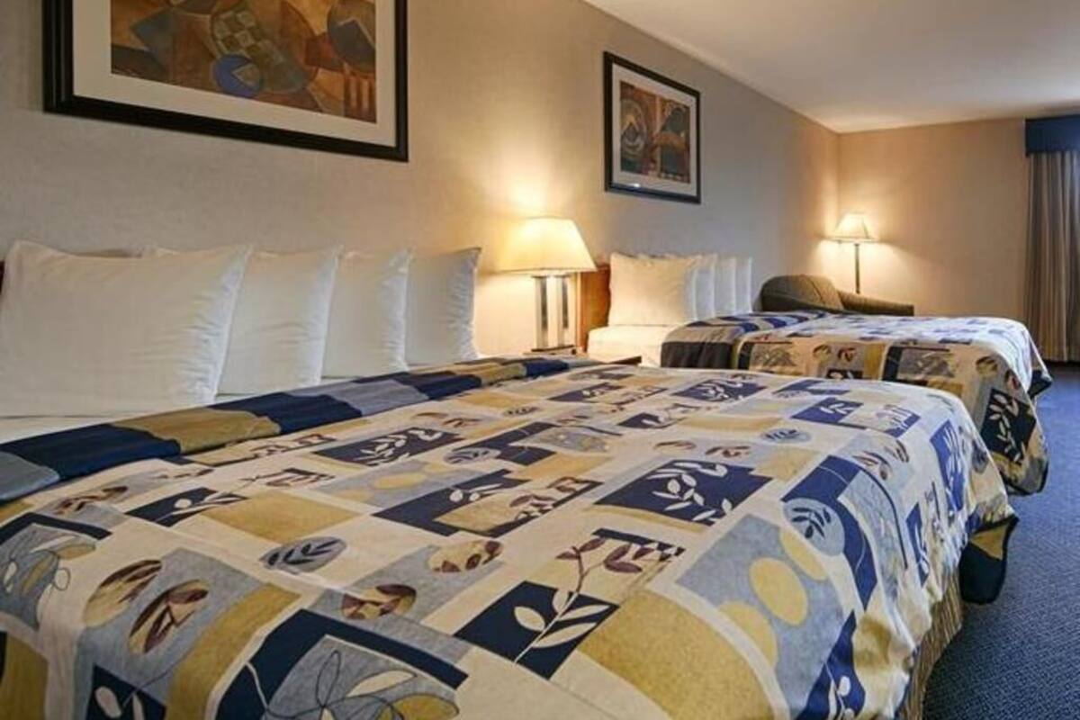 Cofres nos quartos, escrivaninha, cortinas blackout