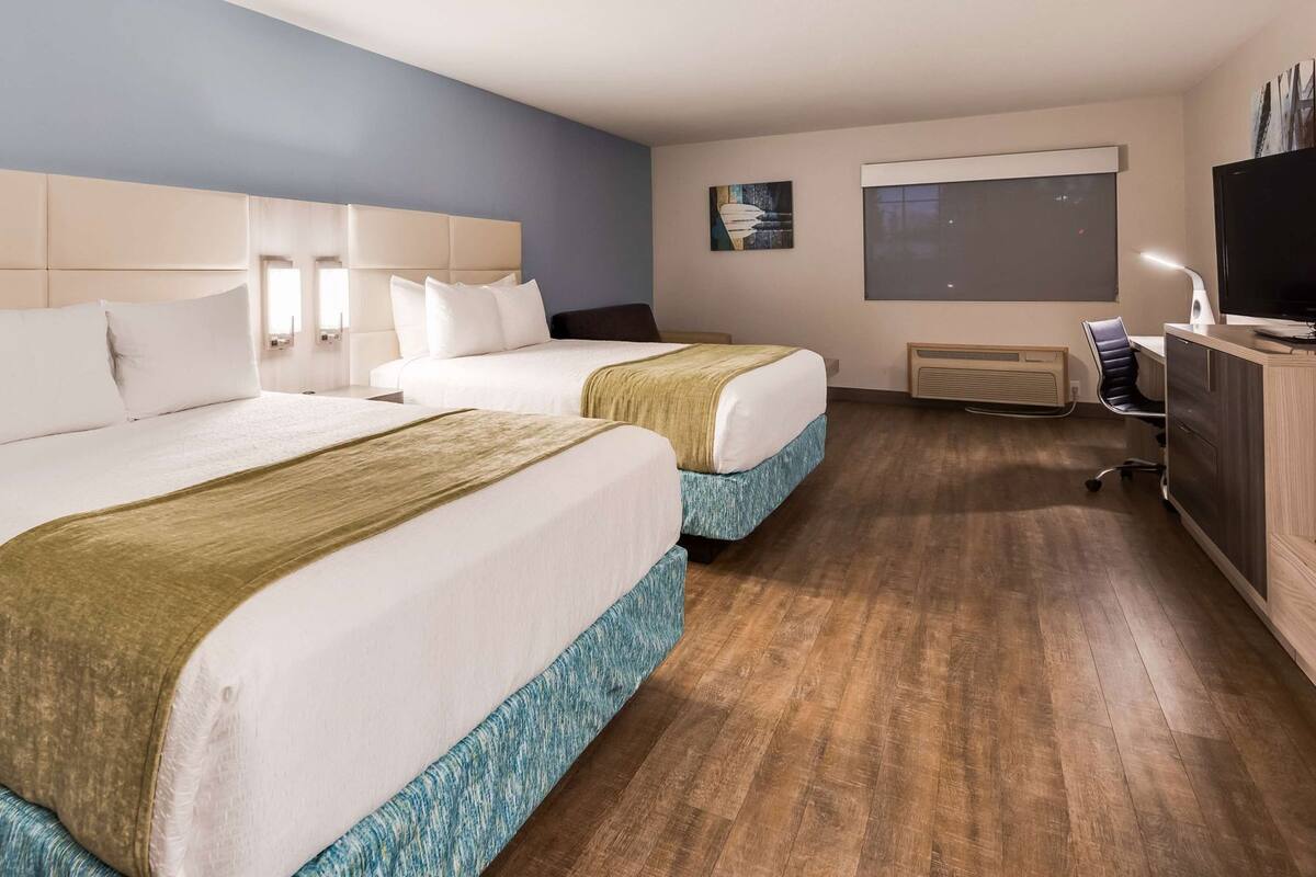 Cofres nos quartos, escrivaninha, cortinas blackout