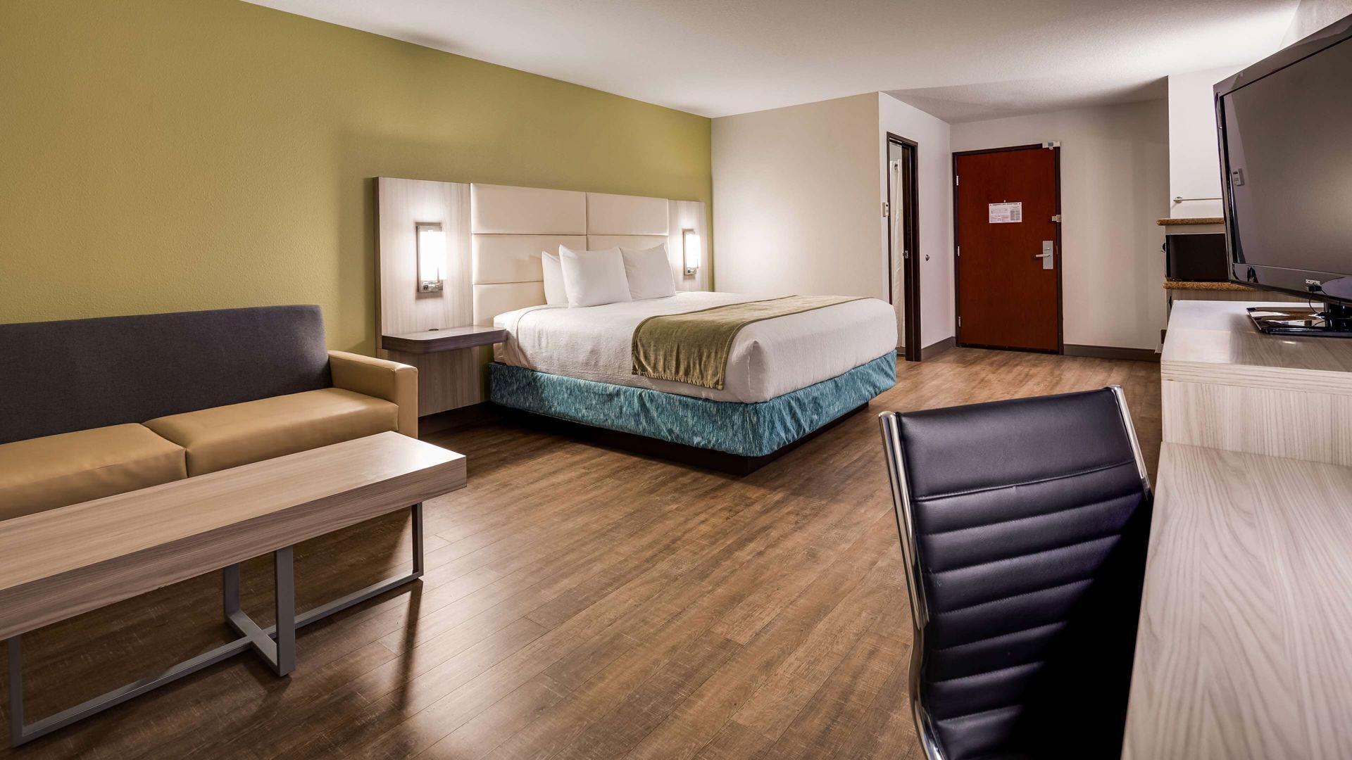 客房内保险箱、办公桌、遮光窗帘、熨斗/熨衣板