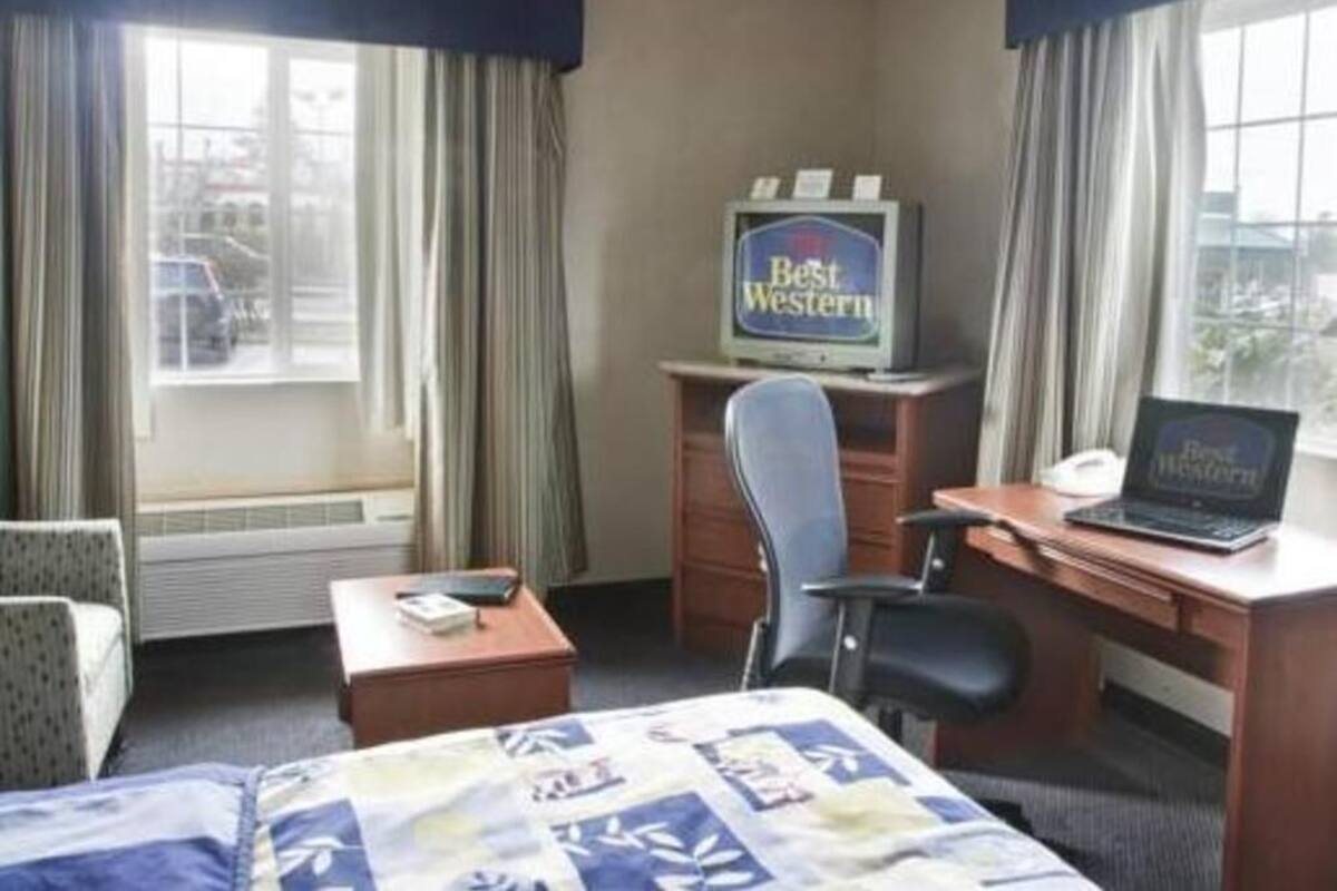 Cofres nos quartos, escrivaninha, cortinas blackout