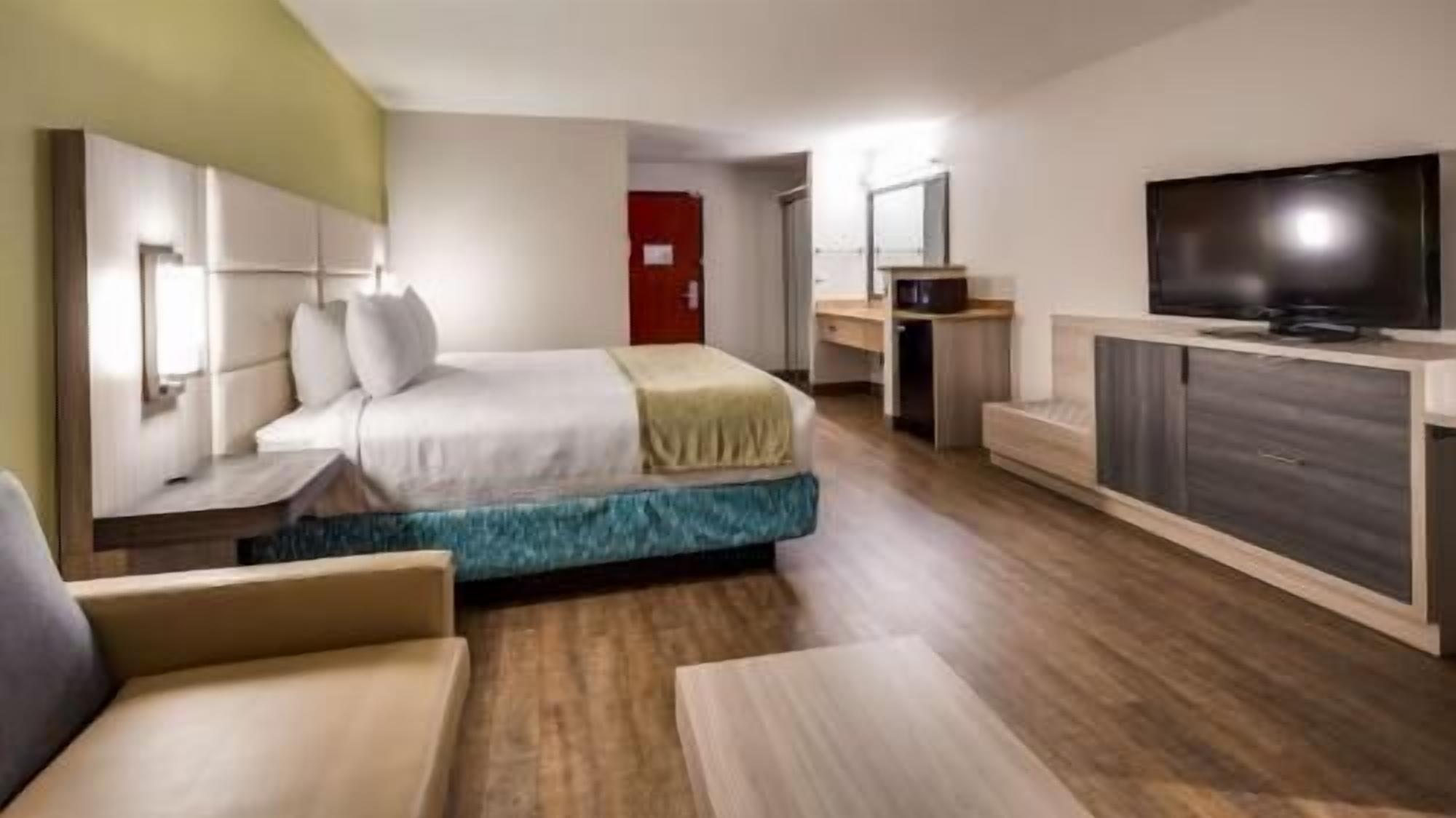 客房内保险箱、办公桌、遮光窗帘、熨斗/熨衣板