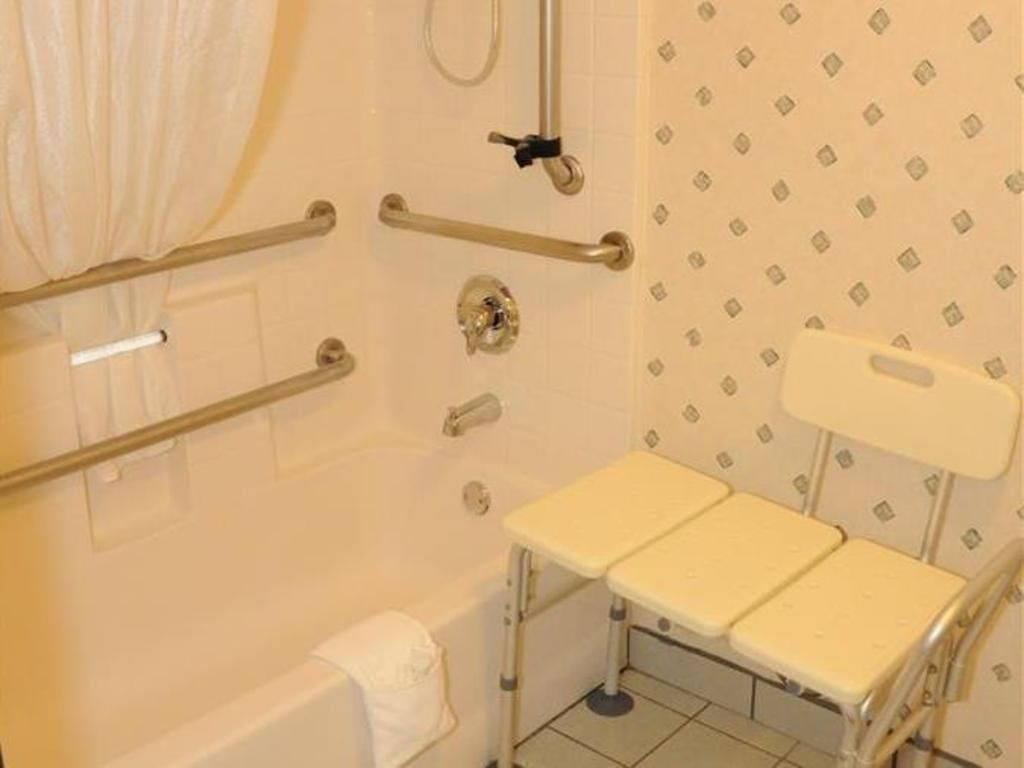 浴室 | 淋浴/盆浴组合、吹风机、毛巾