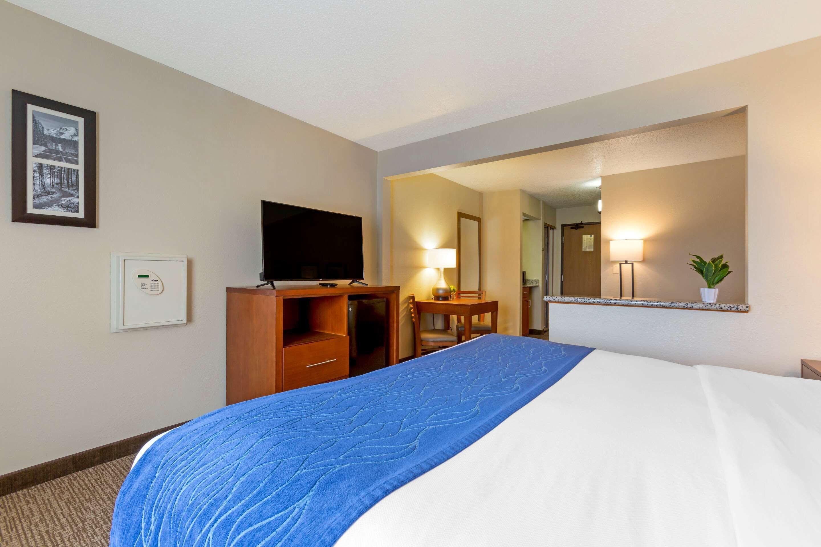 suite, non smoking | in-room safe, desk, laptop workspace, iron/ironing board