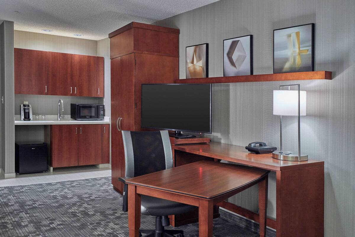 fridge, microwave, coffee/tea maker