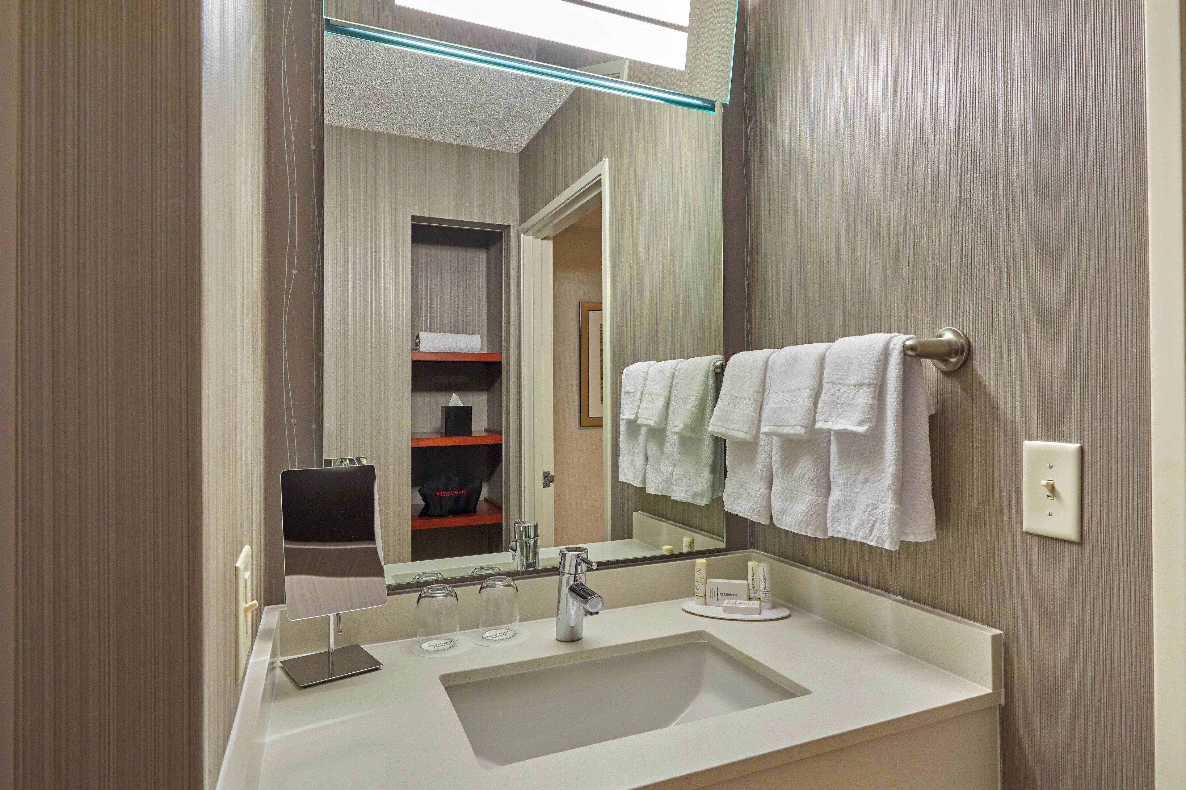 Combined shower/tub, free toiletries, hair dryer, towels