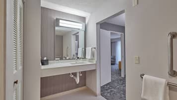 Kombinasi shower/bathtub dan perlengkapan mandi gratis