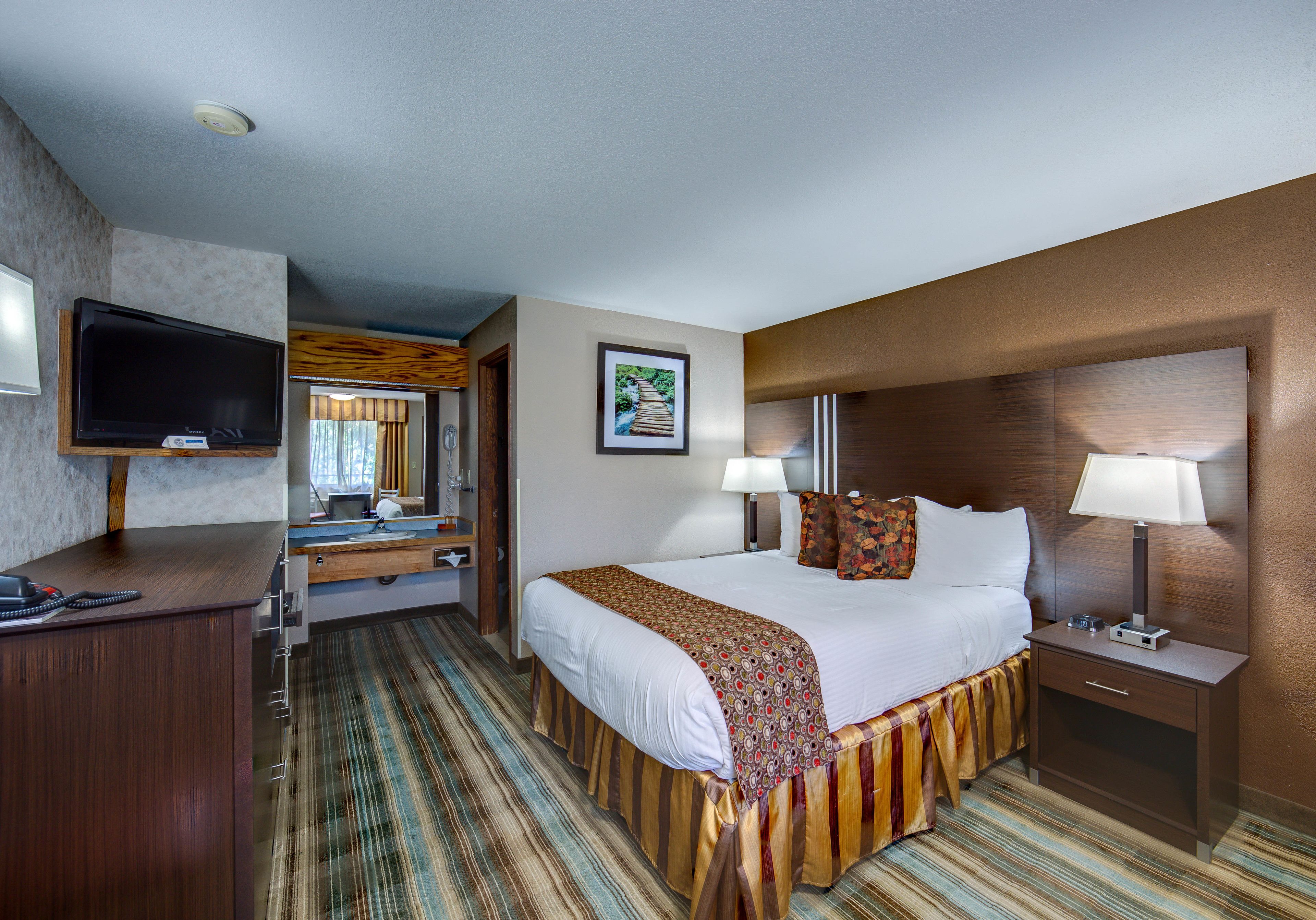 room, 1 queen bed (no pets) | desk, blackout curtains, iron/ironing board, wifi