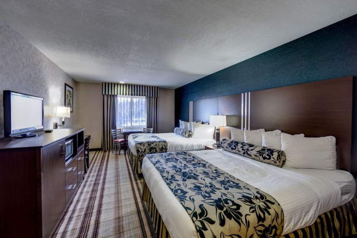 Escritorio, cortinas blackout, tabla de planchar con plancha y wifi