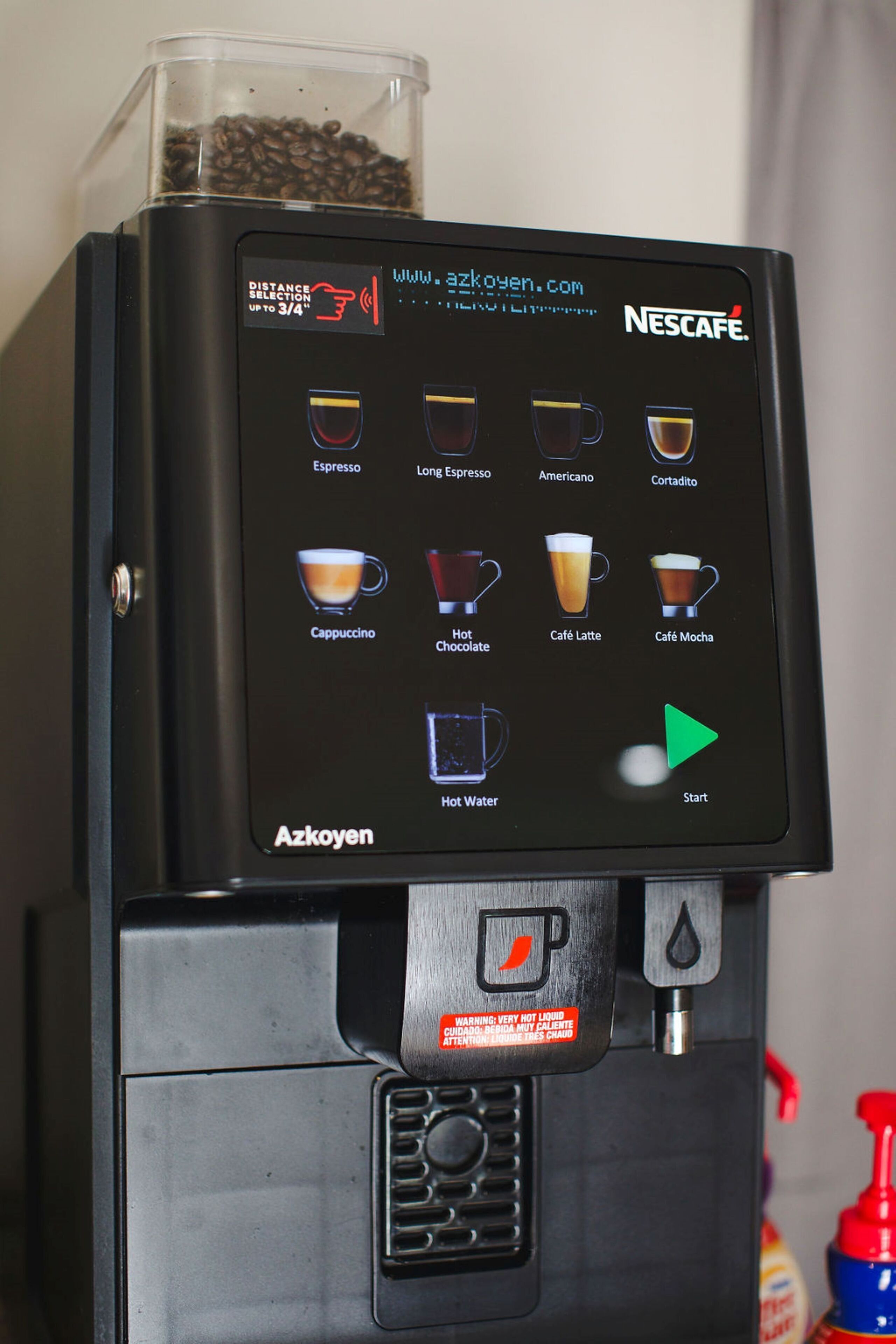 Une machine à café Nescafé dotée d’un écran numérique et proposant différentes options de café.