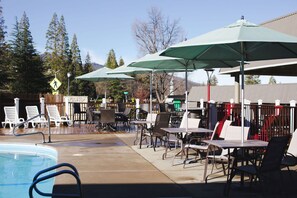 Kolam renang outdoor musiman